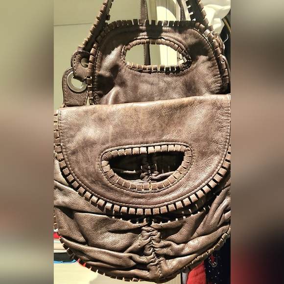 100% Leather Lockheart shoulder bag. Brown leather. Approx size 11 " x 11" - Picture 2 of 11